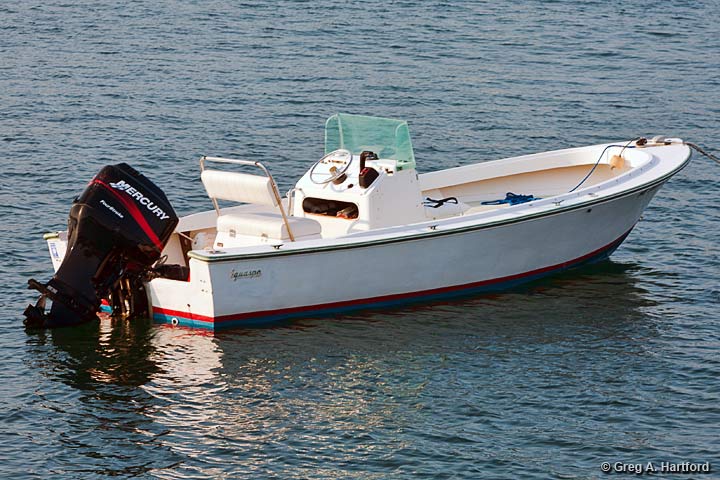 The 19 foot AquaSport motorboat rental in Manset
