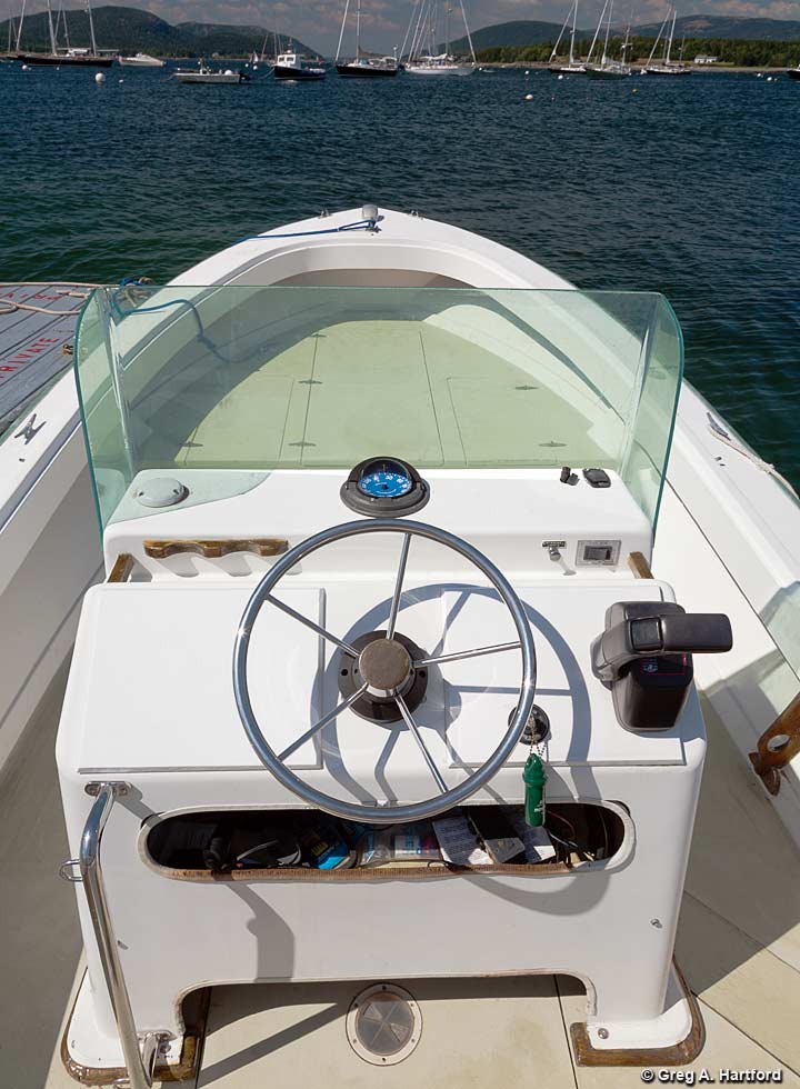 The 19 foot AquaSport motorboat rental in Manset