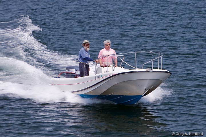 The 21 foot Boston Whaler Outrage motorboat rental in Manset