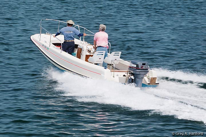 The 21 foot Boston Whaler Outrage motorboat rental in Manset