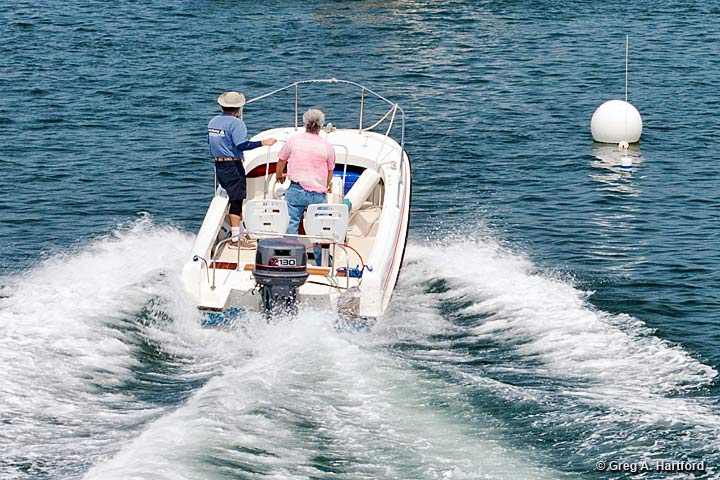 The 21 foot Boston Whaler Outrage motorboat rental in Manset