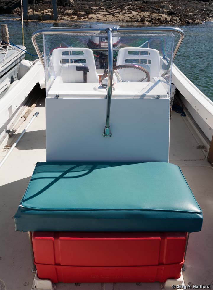 The 21 foot Boston Whaler Outrage motorboat rental in Manset