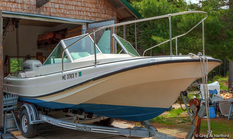 The 21 foot 4 inch Revenge Boston Whaler Motorboat Rental at Mansell Boats Rental Company